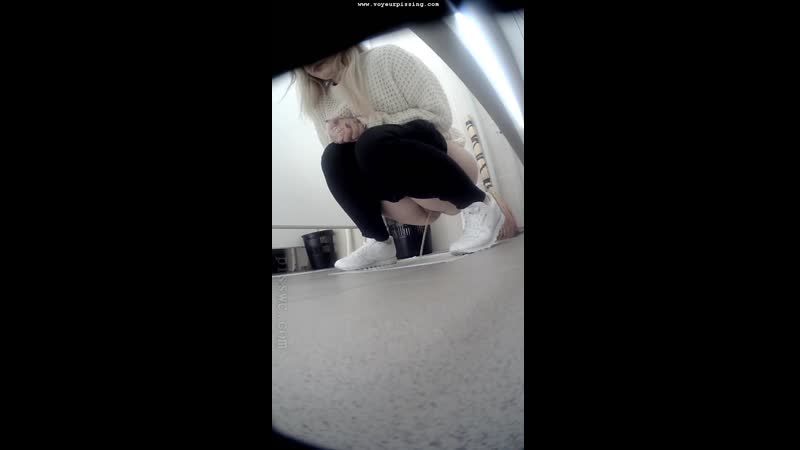 Sehr junge Lolitas-Mädchen pissen Spion College-WC